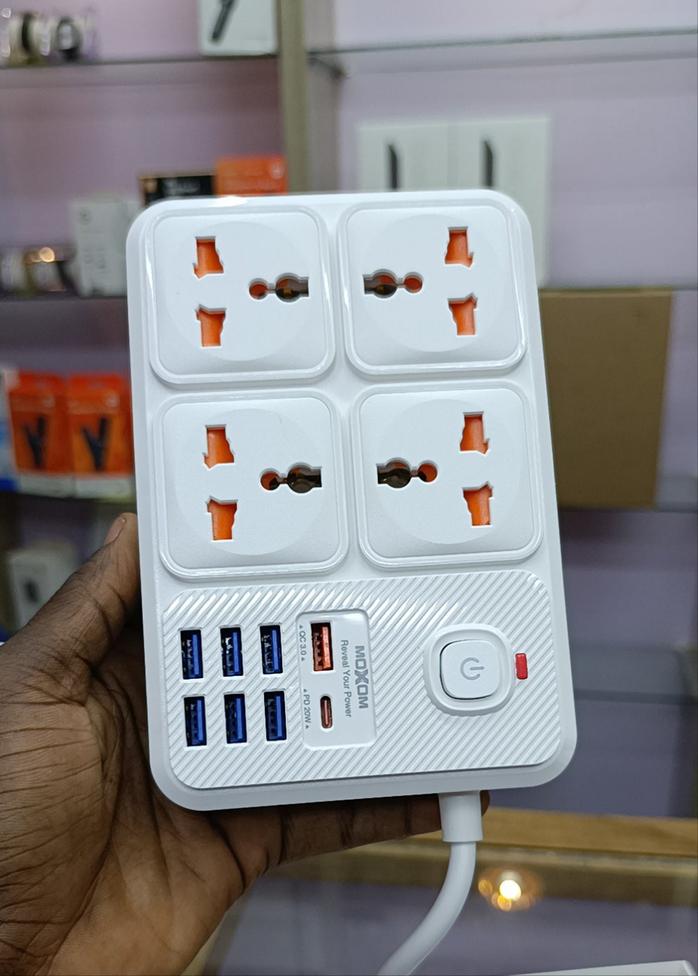 Multiprise MOXOM – Chargez tout en un seul endroit !