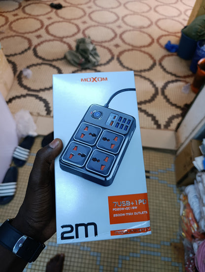 Multiprise MOXOM – Chargez tout en un seul endroit !